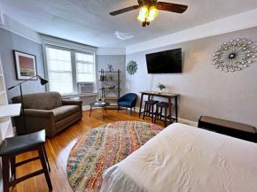 Charming studio apartment In the heart of the Beautiful Historic Fisher Park neighborhood! Free High-Speed Internet!